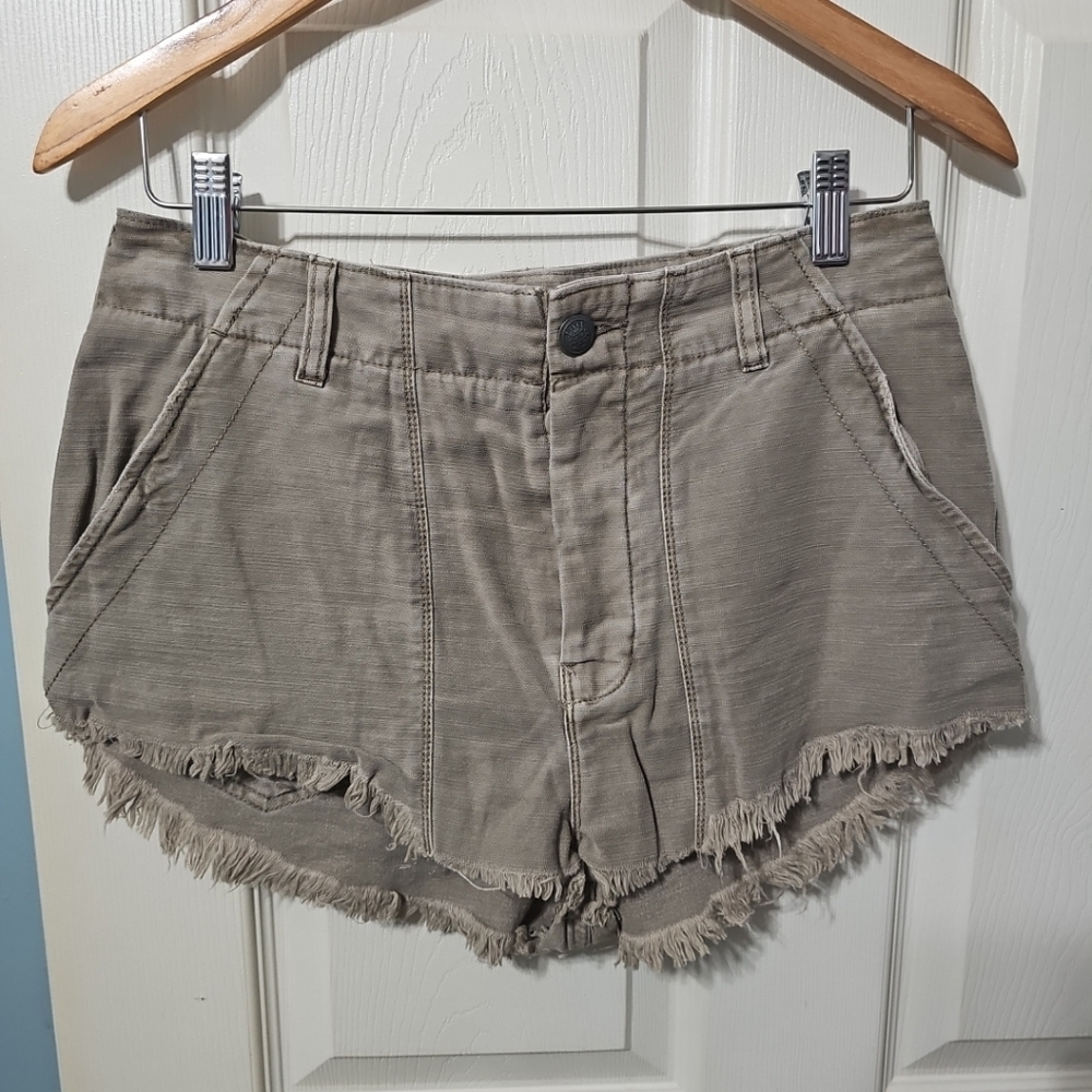 Free People Women’s High Rise Tan Buttonfly Raw Distressed Hem Shorts Size 6 EUC